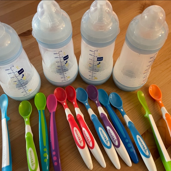 Baby bottles and baby spoons - Picture 1 of 3